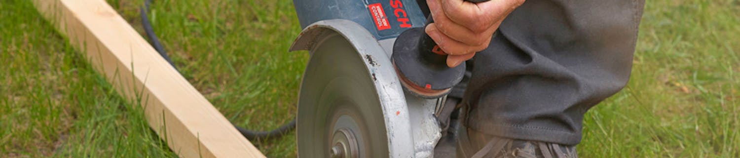 Løft stenen væk fra underlaget, når du skærer. Løft stenen væk fra underlaget, når du skærer.